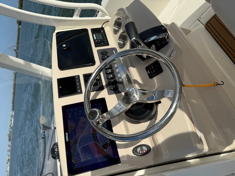 Slide: The Image of Boston Whaler 220 DAUNTLESS 2023 - 12