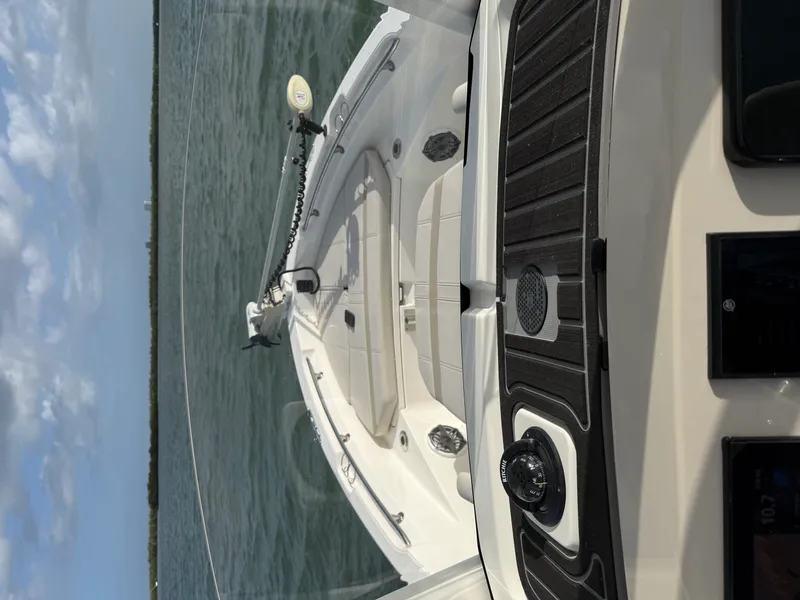 Slide: The Image of Boston Whaler 220 DAUNTLESS 2023 - 13