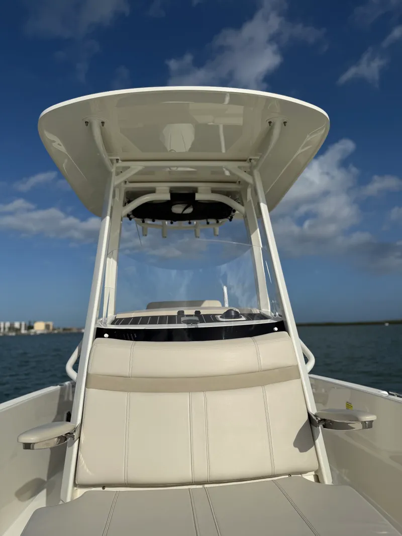 Slide: The Image of Boston Whaler 220 DAUNTLESS 2023 - 14