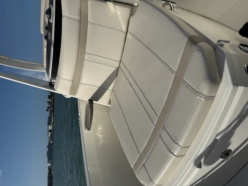 Slide: The Image of Boston Whaler 220 DAUNTLESS 2023 - 15
