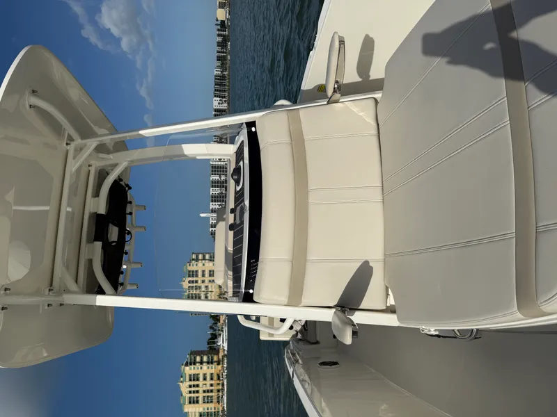 Slide: The Image of Boston Whaler 220 DAUNTLESS 2023 - 16