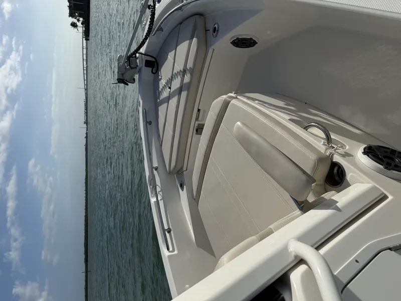 Slide: The Image of Boston Whaler 220 DAUNTLESS 2023 - 17