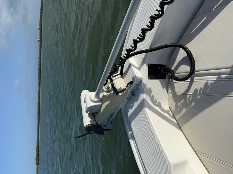 Slide: The Image of Boston Whaler 220 DAUNTLESS 2023 - 19
