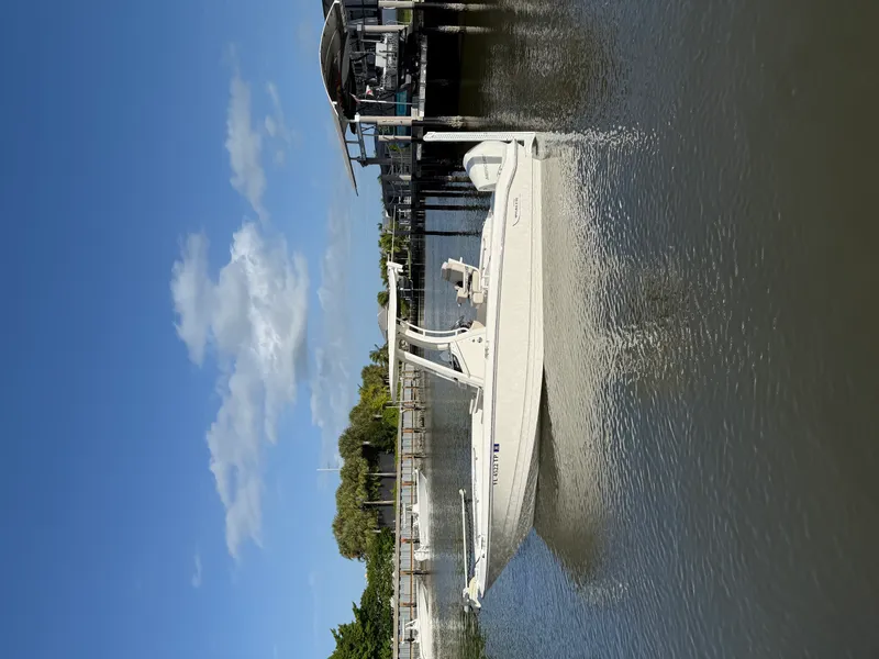 Slide: The Image of Boston Whaler 220 DAUNTLESS 2023 - 2