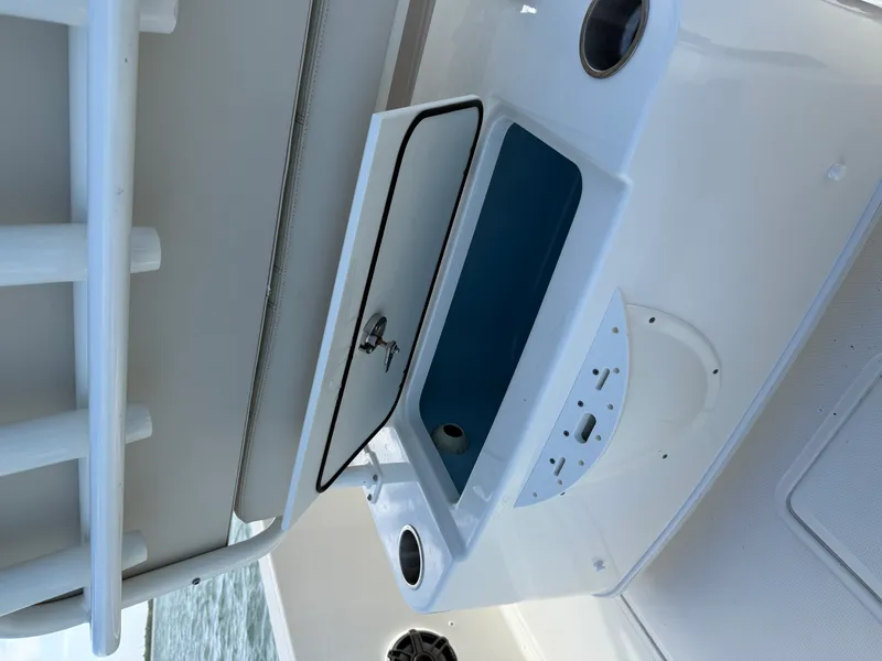 Slide: The Image of Boston Whaler 220 DAUNTLESS 2023 - 22