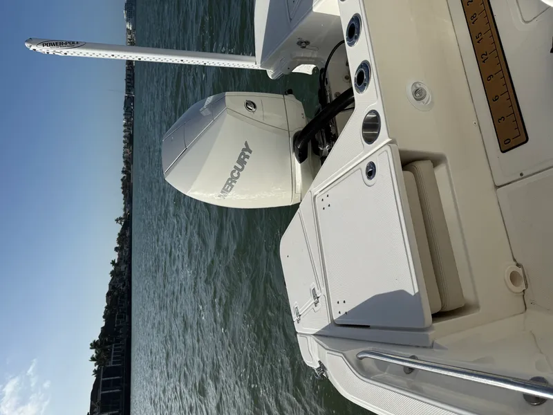 Slide: The Image of Boston Whaler 220 DAUNTLESS 2023 - 23