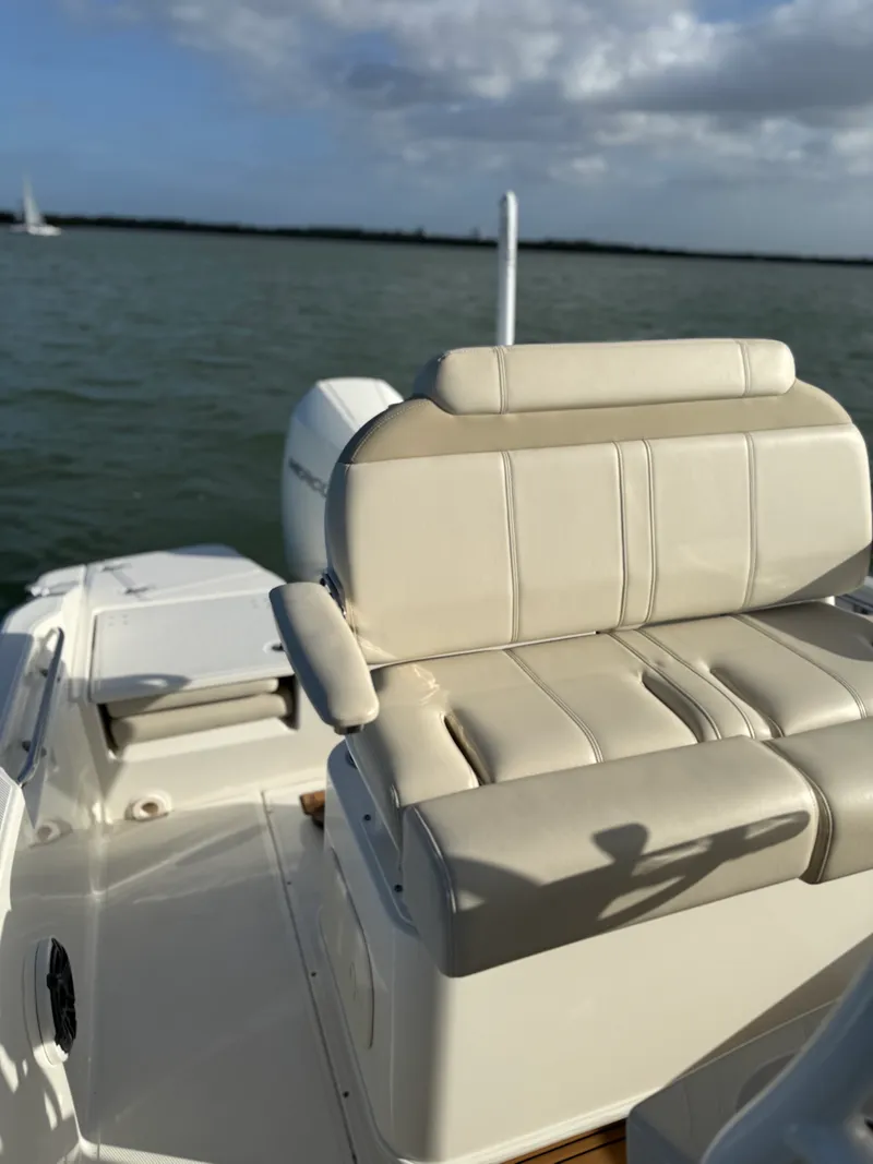 Slide: The Image of Boston Whaler 220 DAUNTLESS 2023 - 24