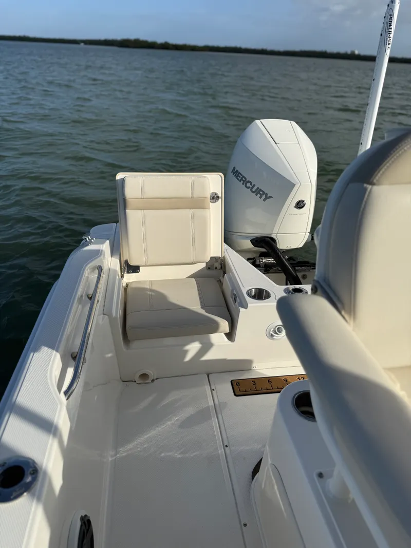 Slide: The Image of Boston Whaler 220 DAUNTLESS 2023 - 25