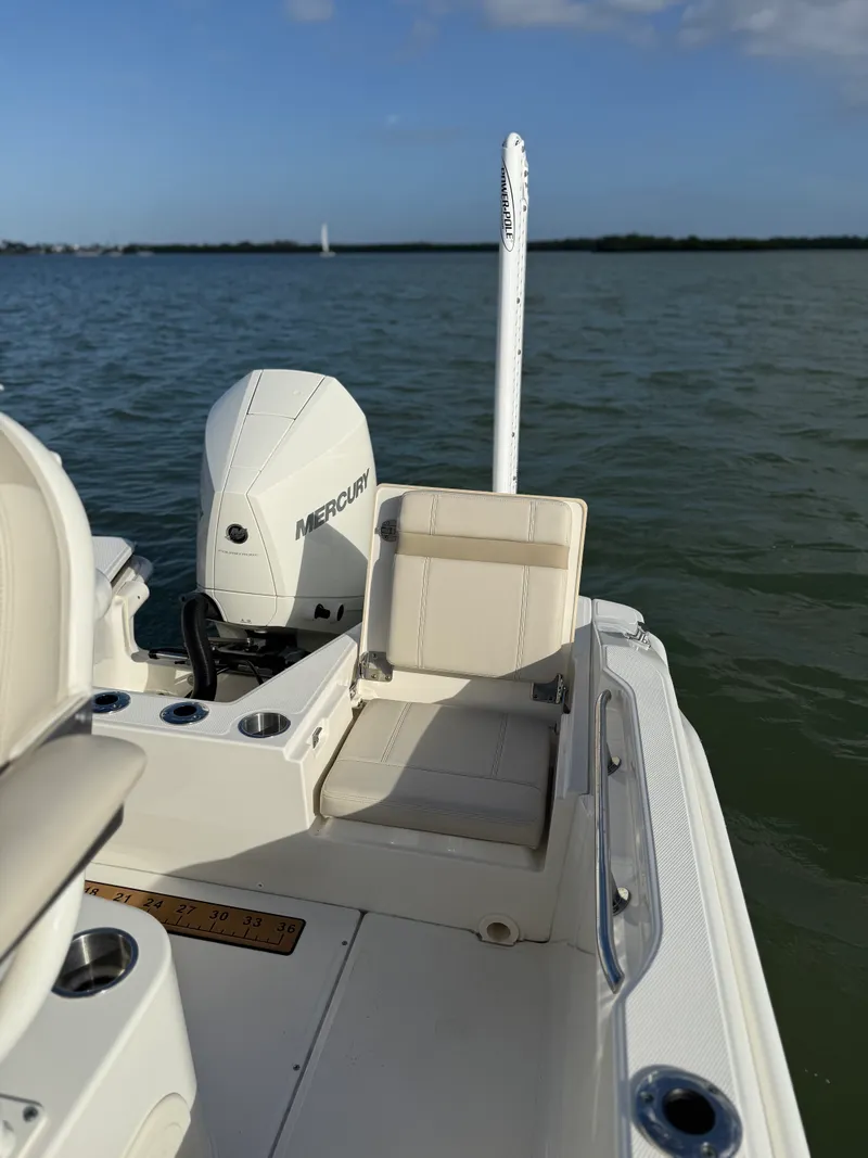 Slide: The Image of Boston Whaler 220 DAUNTLESS 2023 - 26