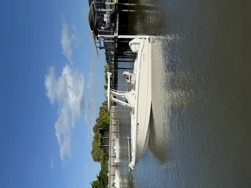 Slide: The Image of Boston Whaler 220 DAUNTLESS 2023 - 28