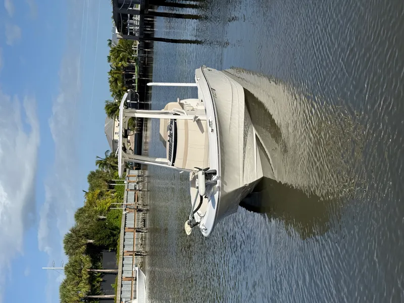 Slide: The Image of Boston Whaler 220 DAUNTLESS 2023 - 29