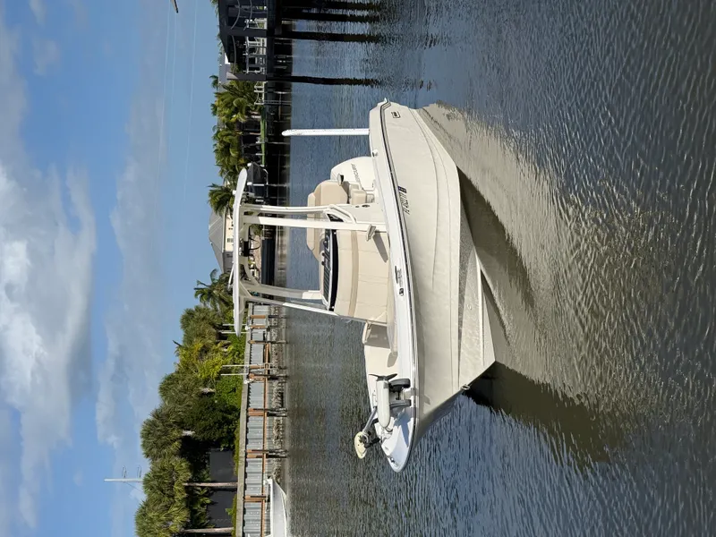 Slide: The Image of Boston Whaler 220 DAUNTLESS 2023 - 3