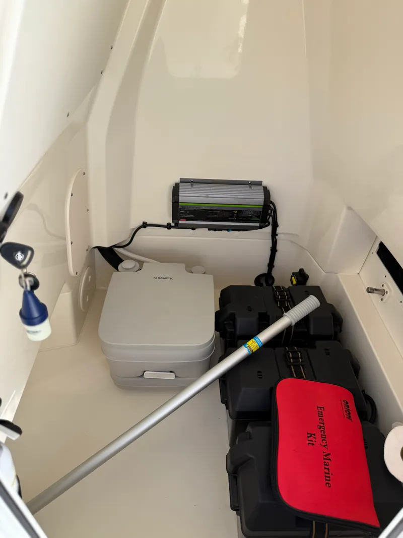 Slide: The Image of Boston Whaler 220 DAUNTLESS 2023 - 31