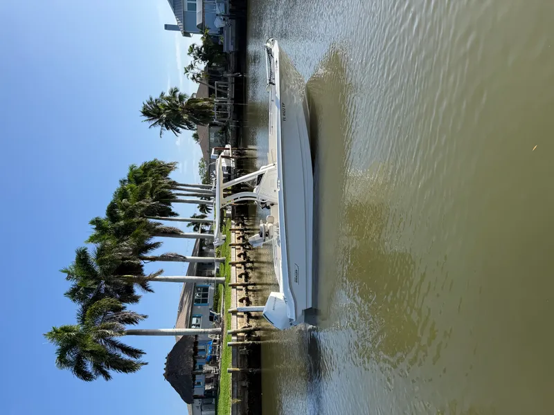 Slide: The Image of Boston Whaler 220 DAUNTLESS 2023 - 4