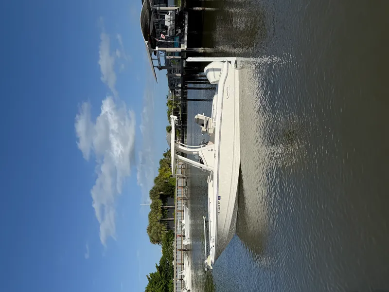 Slide: The Image of Boston Whaler 220 DAUNTLESS 2023 - 5