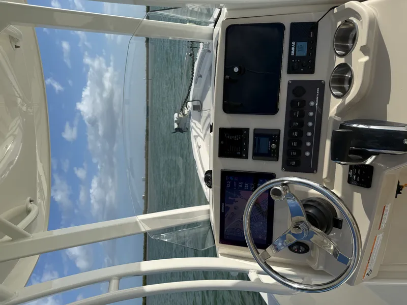 Slide: The Image of Boston Whaler 220 DAUNTLESS 2023 - 6