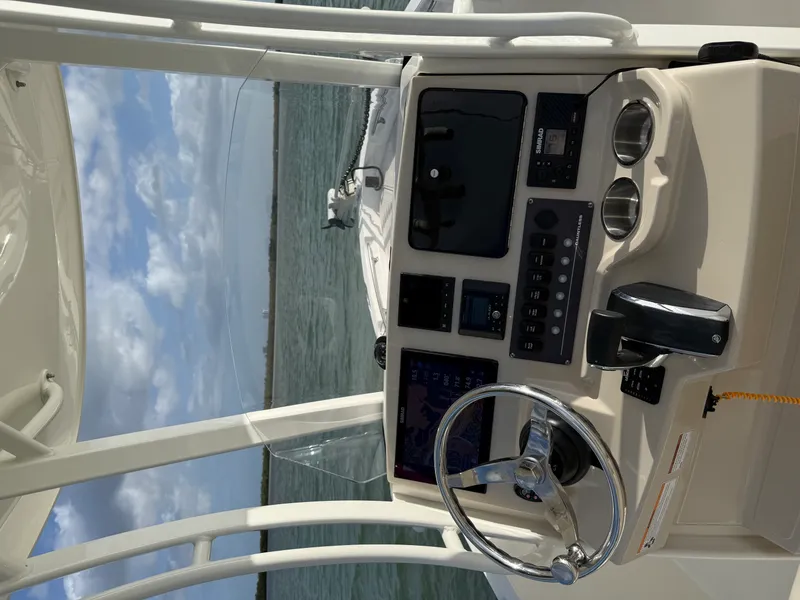 Slide: The Image of Boston Whaler 220 DAUNTLESS 2023 - 7