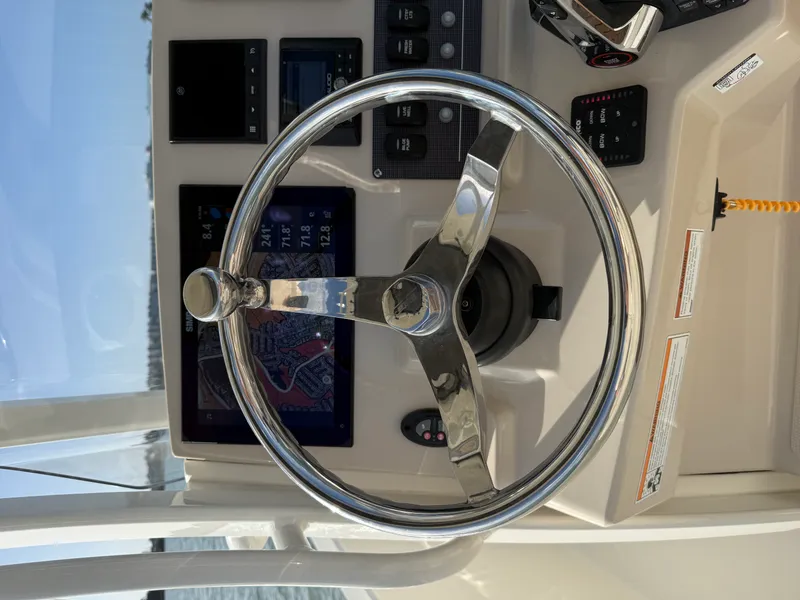 Slide: The Image of Boston Whaler 220 DAUNTLESS 2023 - 8