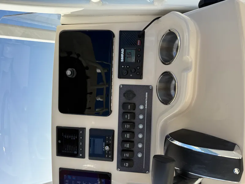 Slide: The Image of Boston Whaler 220 DAUNTLESS 2023 - 9