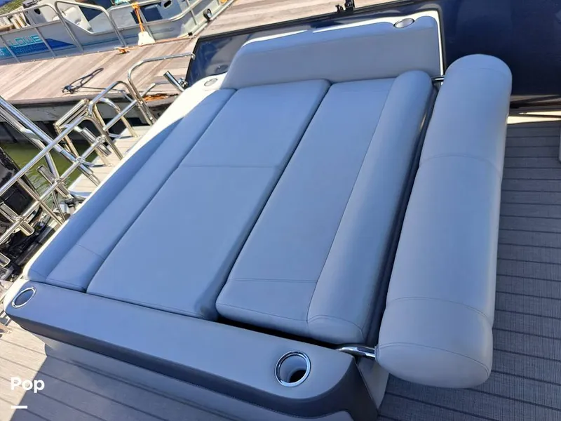 Slide: The Image of Bentley Pontoons Elite 253 Swingback 2023 - 14442490