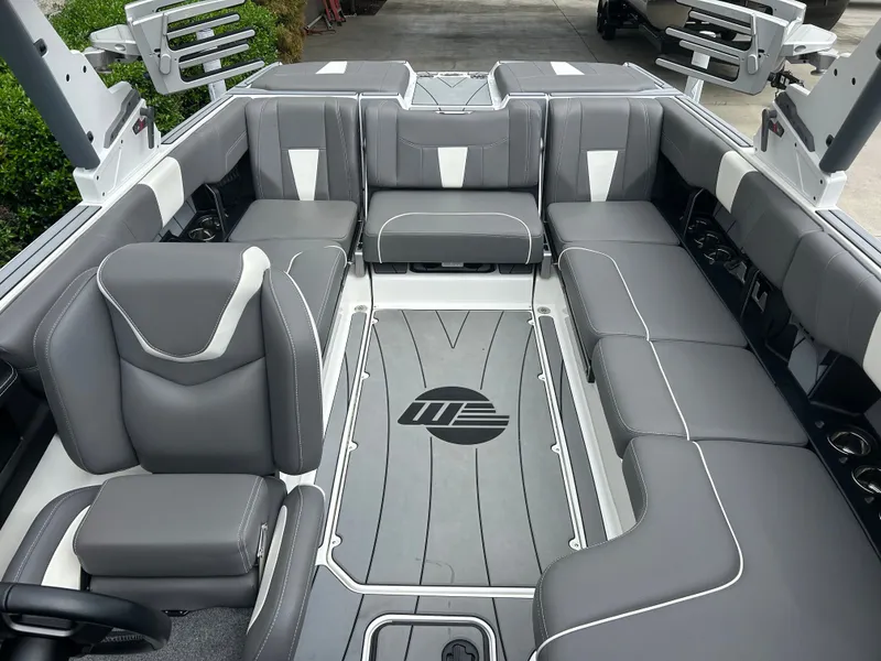 Slide: The Image of Malibu Wakesetter 23LSV 2022 - 9
