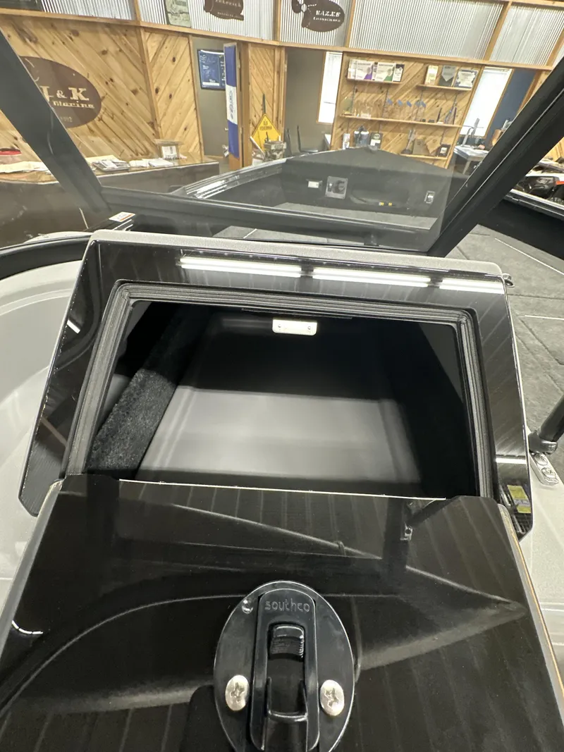 Slide: The Image of Smoker Craft ADV188DC 2025 - 4