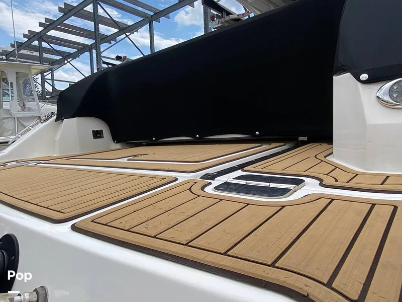 Slide: The Image of Sea Ray SLX 350 Outboard 2020 - 14580401