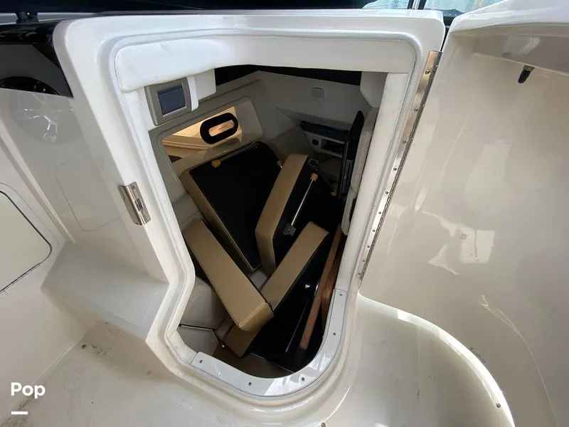 Slide: The Image of Sea Ray SLX 350 Outboard 2020 - 14580416