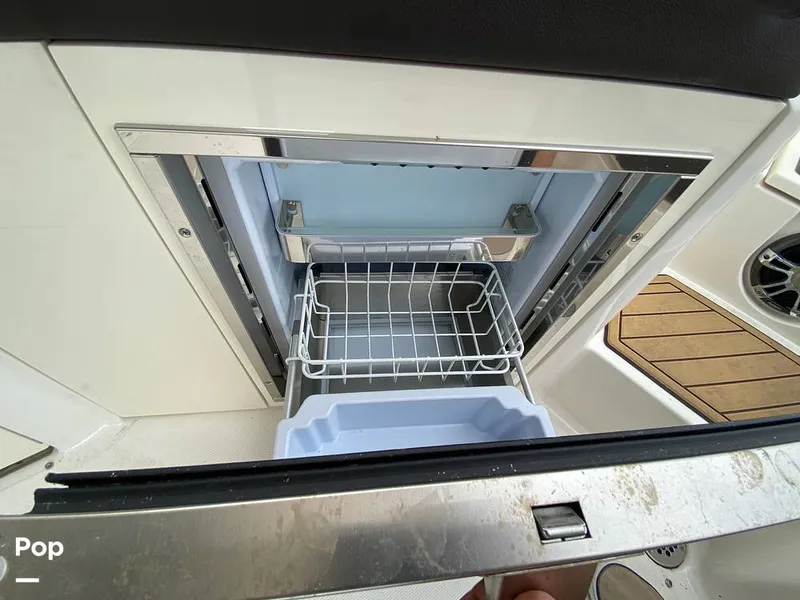 Slide: The Image of Sea Ray SLX 350 Outboard 2020 - 14580426