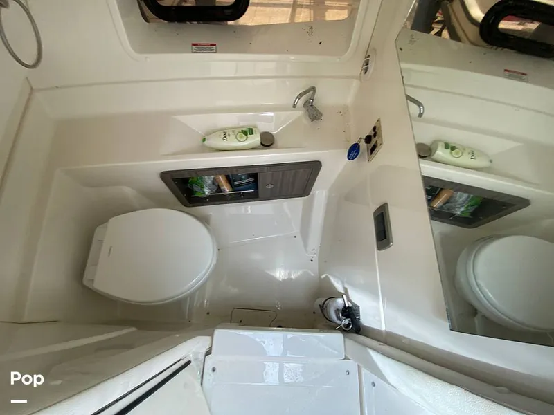 Slide: The Image of Sea Ray SLX 350 Outboard 2020 - 14580428