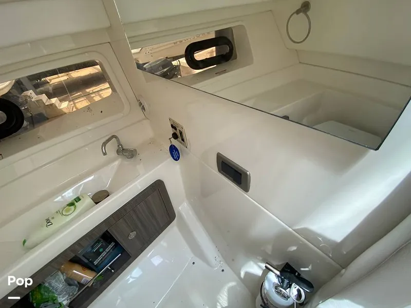 Slide: The Image of Sea Ray SLX 350 Outboard 2020 - 14580431