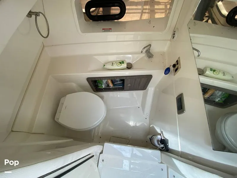 Slide: The Image of Sea Ray SLX 350 Outboard 2020 - 14580433