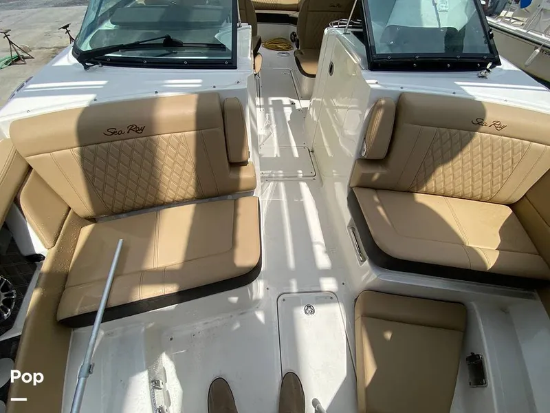 Slide: The Image of Sea Ray SLX 350 Outboard 2020 - 14580437