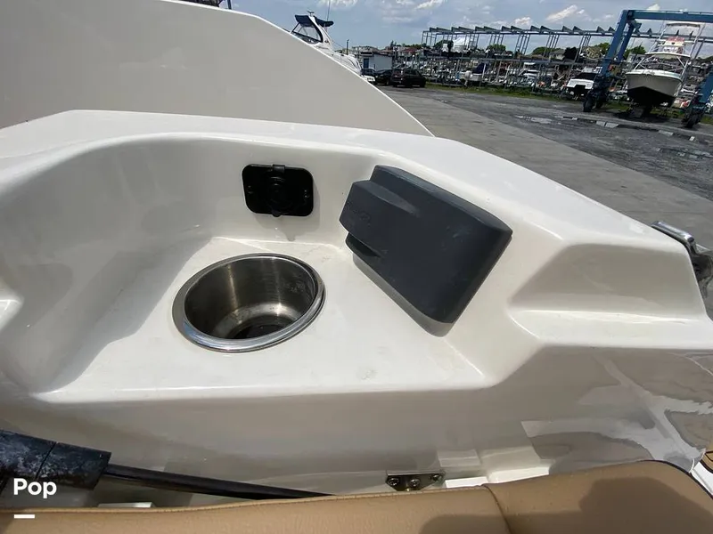 Slide: The Image of Sea Ray SLX 350 Outboard 2020 - 14580443