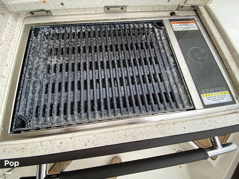 Slide: The Image of Sea Ray SLX 350 Outboard 2020 - 14580423