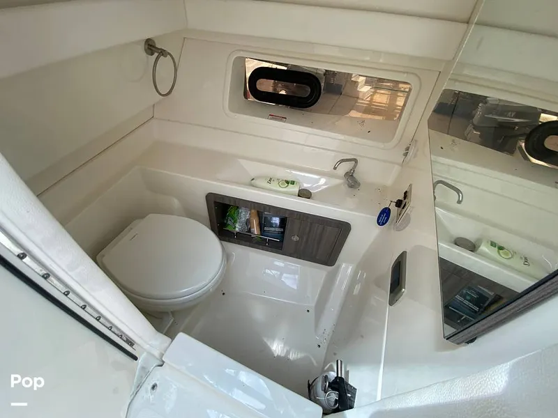 Slide: The Image of Sea Ray SLX 350 Outboard 2020 - 14580429