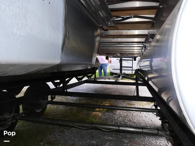 Slide: The Image of Sun Tracker Party Barge 22 DLX 2020 - 14663267