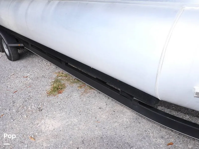 Slide: The Image of Sun Tracker Party Barge 22 DLX 2020 - 14663269