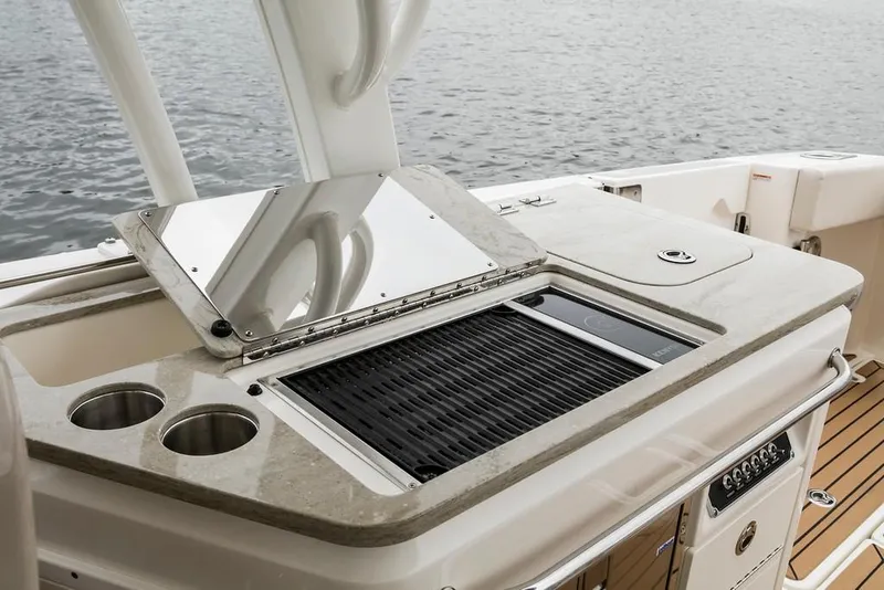 Slide: The Image of Boston Whaler 320 Vantage 2023 - 10