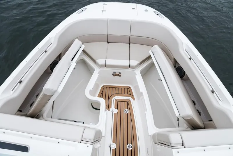 Slide: The Image of Boston Whaler 320 Vantage 2023 - 9