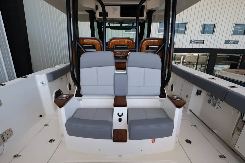 Slide: The Image of Boston Whaler 360 Outrage 2026 - 10