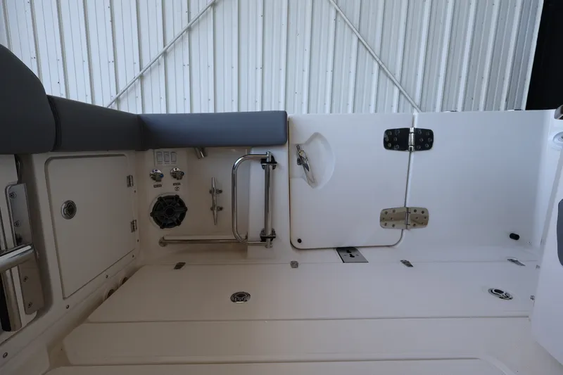 Slide: The Image of Boston Whaler 360 Outrage 2026 - 18