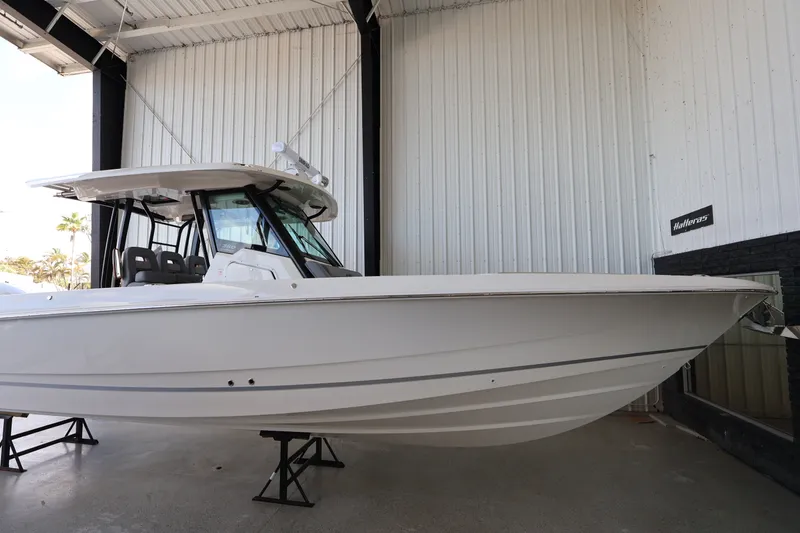 Slide: The Image of Boston Whaler 360 Outrage 2026 - 5