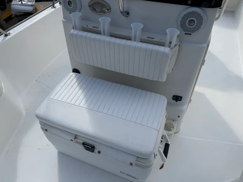 Slide: The Image of Boston Whaler 190 MONTAUAK 2015 - 16