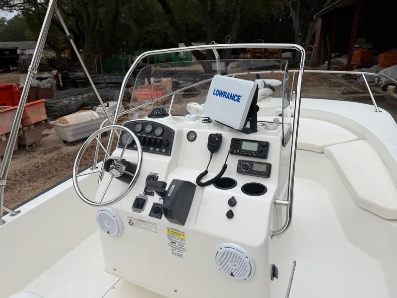 Slide: The Image of Boston Whaler 190 MONTAUAK 2015 - 18