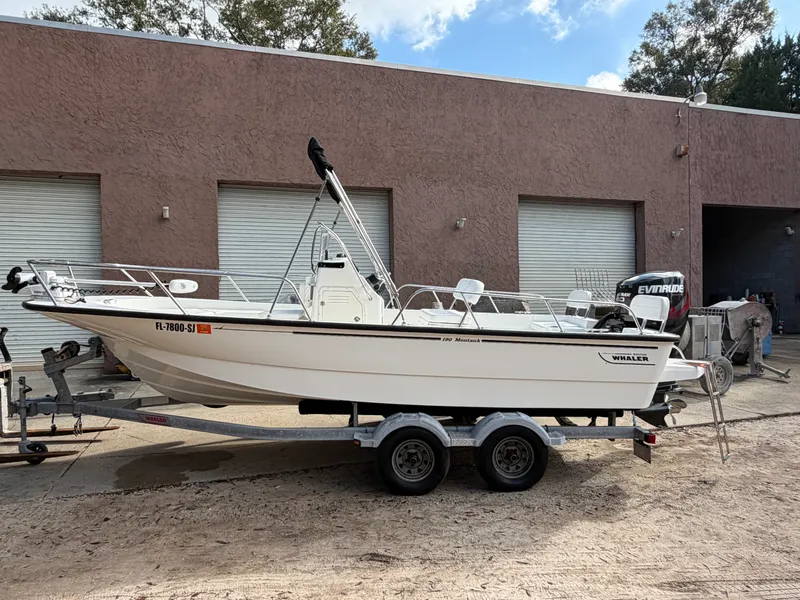 Slide: The Image of Boston Whaler 190 MONTAUAK 2015 - 2