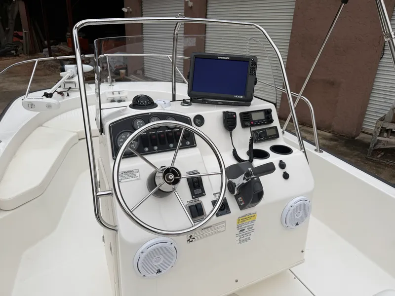 Slide: The Image of Boston Whaler 190 MONTAUAK 2015 - 20