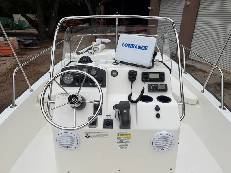 Slide: The Image of Boston Whaler 190 MONTAUAK 2015 - 21