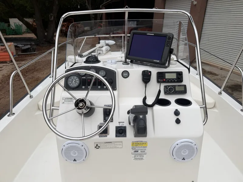 Slide: The Image of Boston Whaler 190 MONTAUAK 2015 - 22
