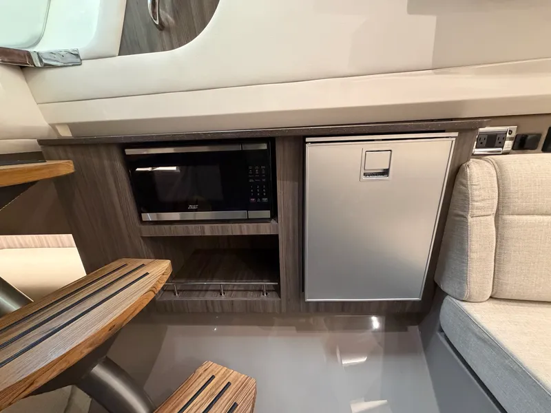 Slide: The Image of Sea Ray SLX 400 2026 - 35